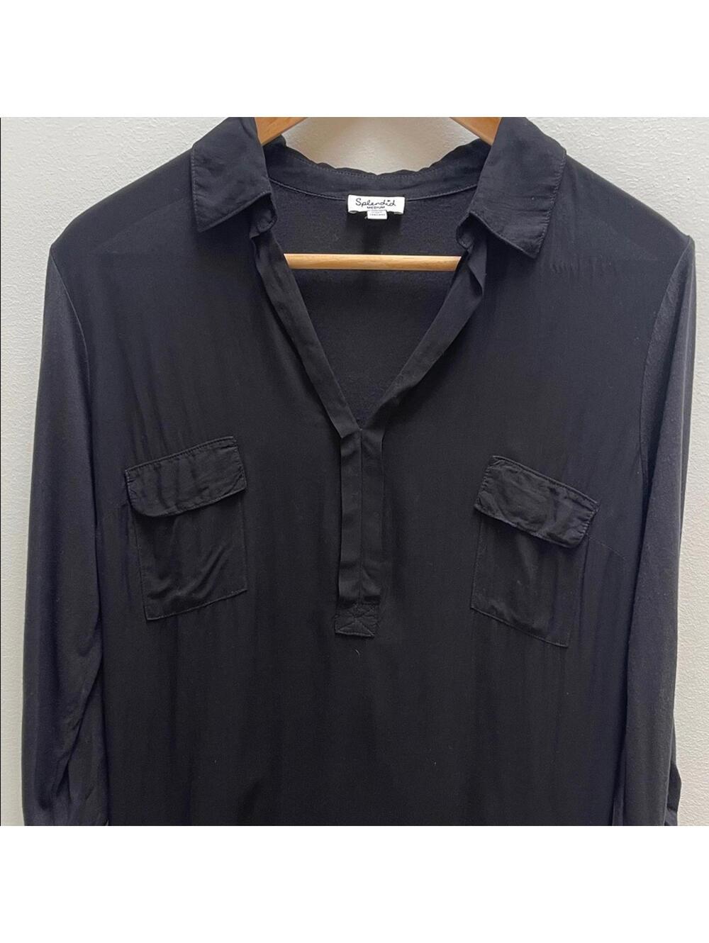 Splendid black shirt with buttons and two front pockets. Size M